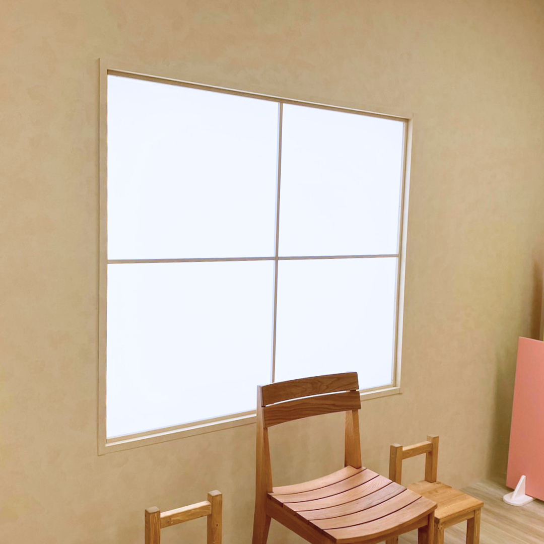 【フォトスタジオ LEDフェイク窓 施工例】高演色LEDと一般的な照明を比較